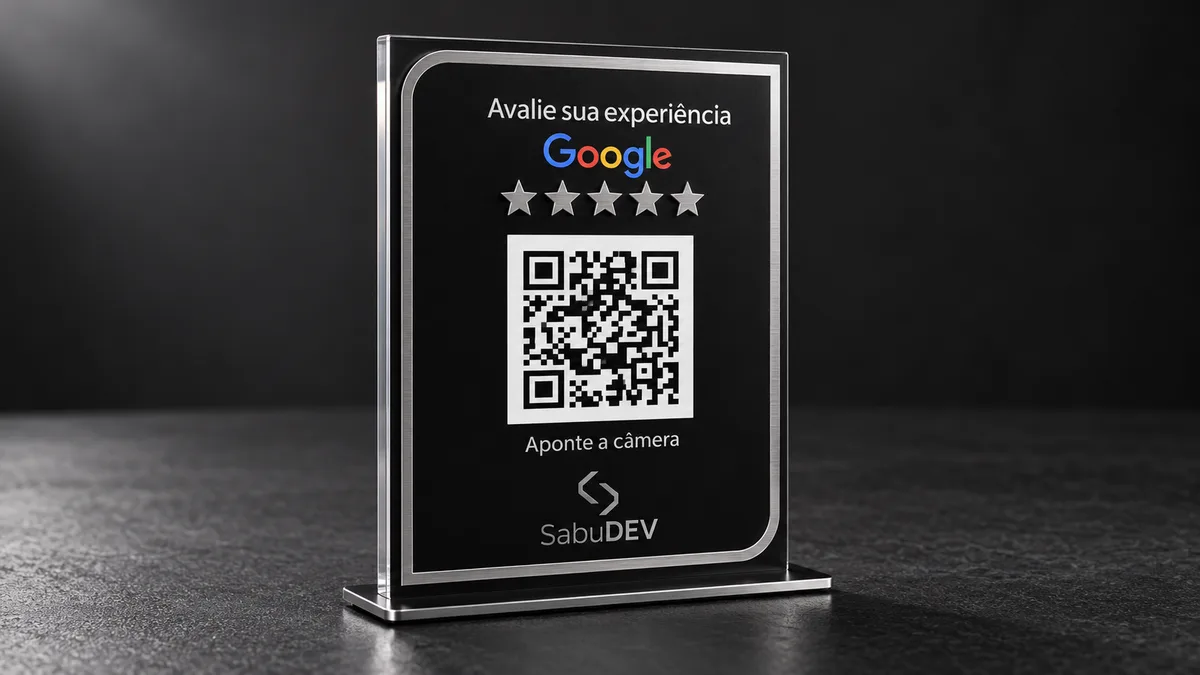 Mockup de display personalizado SabuDEV, preto e prata, com QR Code para avaliações no Google